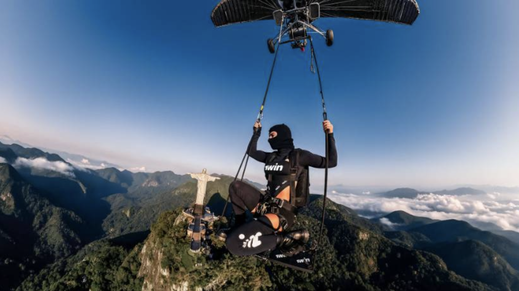 Gabrielli Diniz sobrevoa o Cristo Redentor em projeto da 1win Extreme