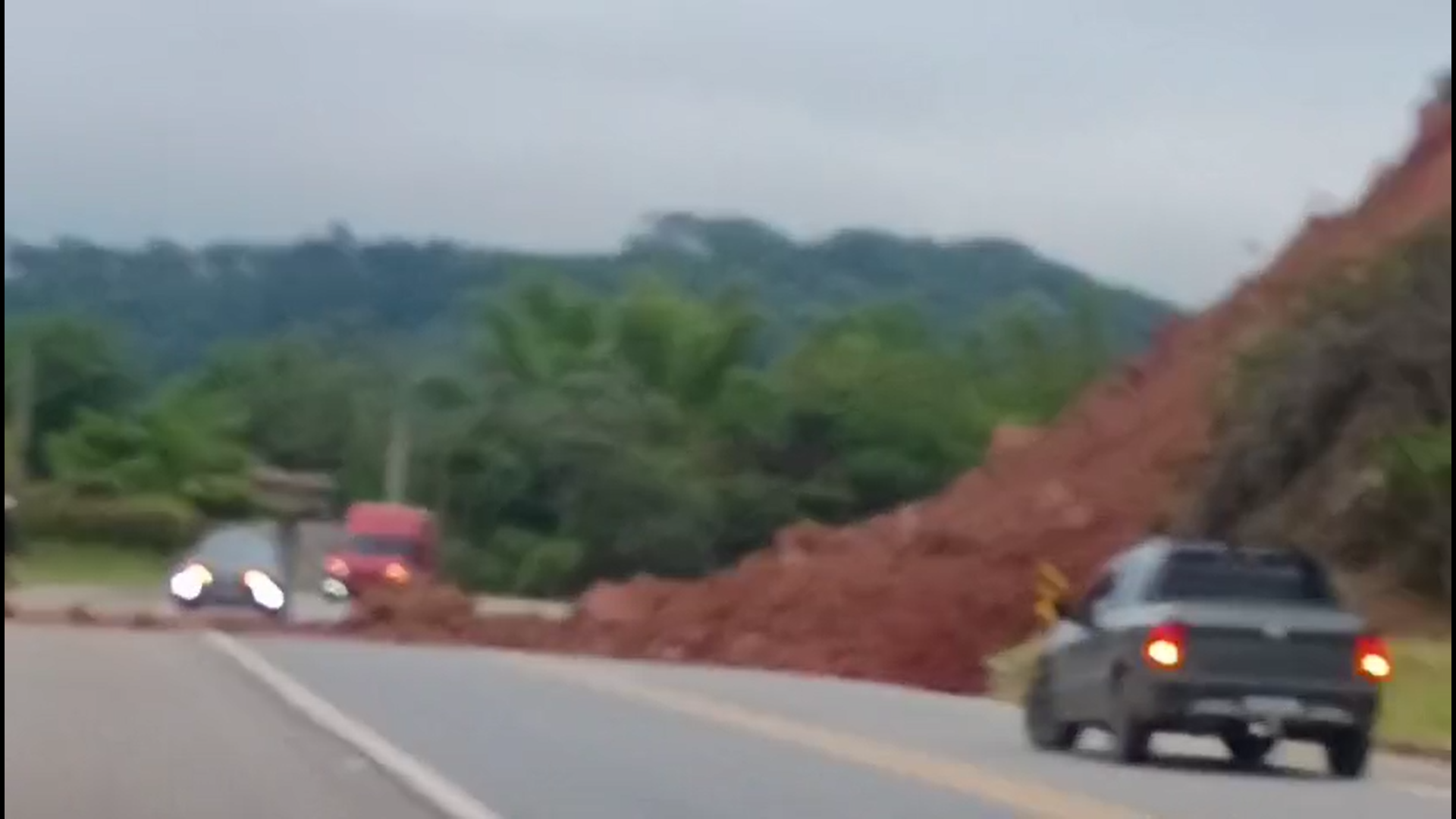 Queda de barreira interdita trecho da Rodovia Paulo Virgínio em Guaratinguetá