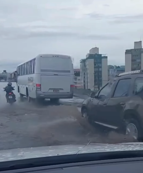 Bocas de lobo entupidas causam alagamento em viaduto na Av. C. Machado