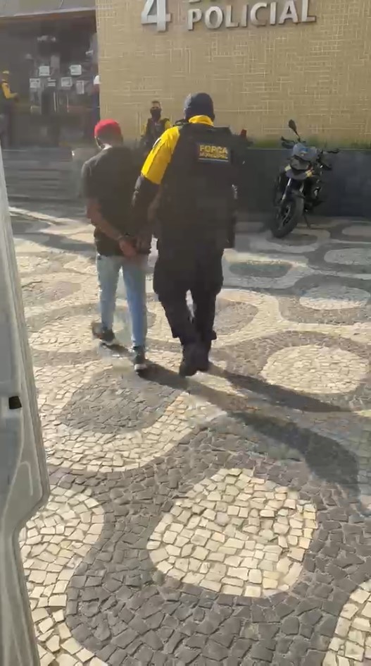 Dois homens são presos por furtarem cordão de ouro, no Centro do Rio