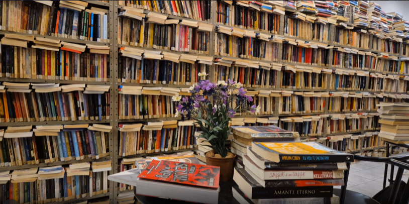 Locadora de livros resiste na Zona Sul do Rio e segue com clientes cativos