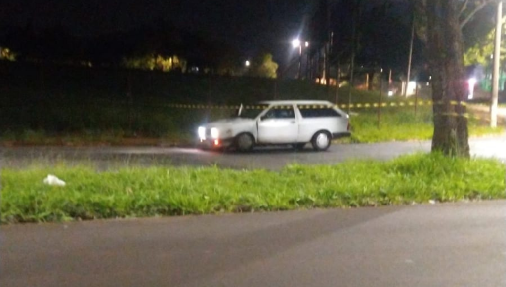 Carro ocupado pelas vítimas e atingido pelos tiros