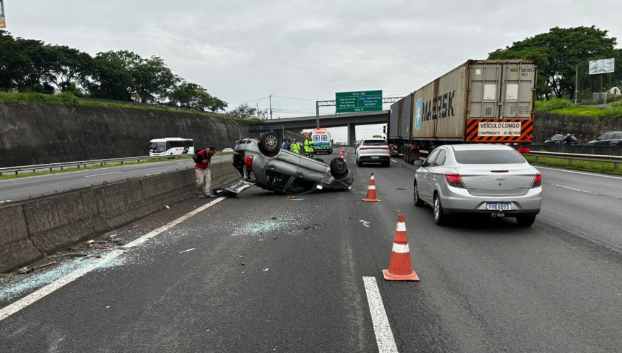 Carro capota após colisão com caminhão na Rodovia D. Pedro I, em Campinas