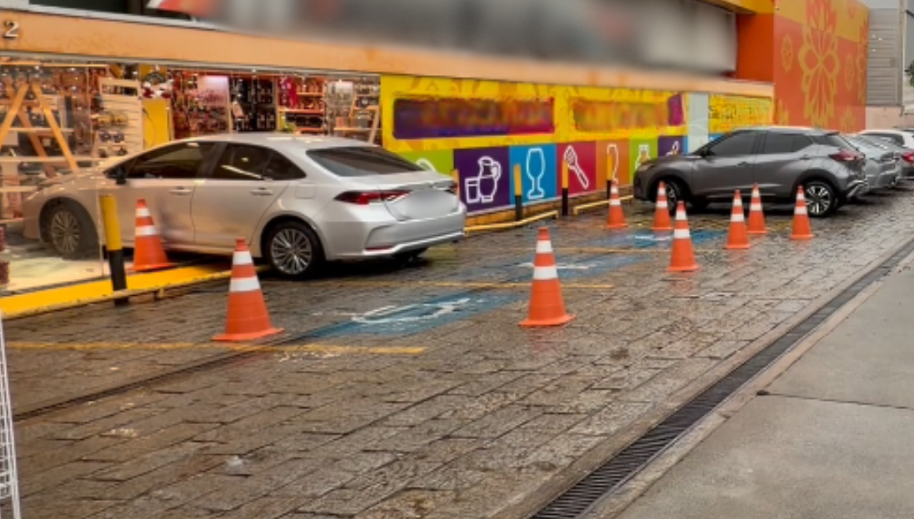 Carro invade loja de utilidades na Av. Barão de Itapura, em Campinas
