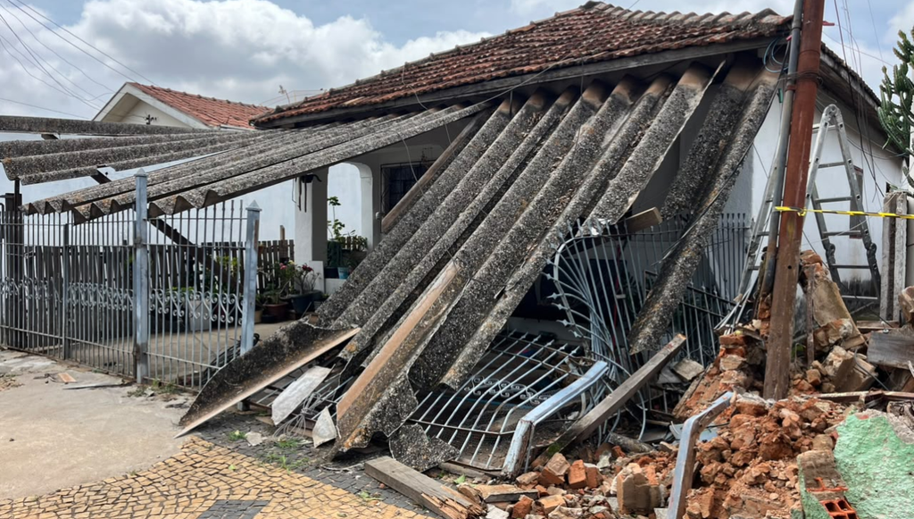 A casa de uma idosa foi atingida