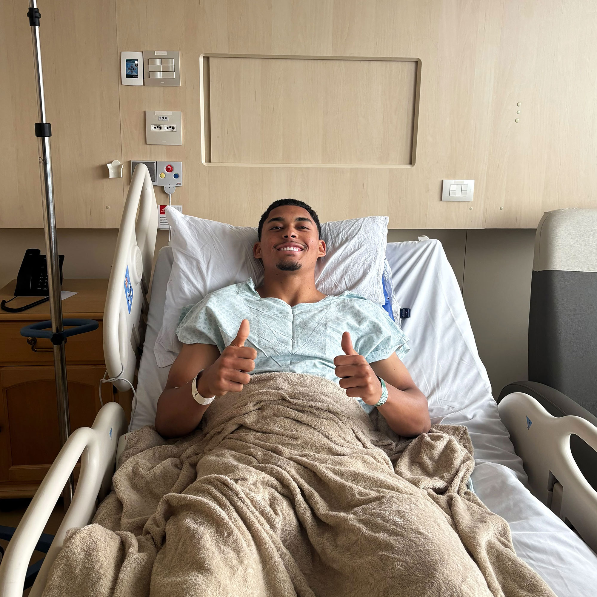 Claudinho, do Athletico, passa por cirurgia no joelho em São Paulo