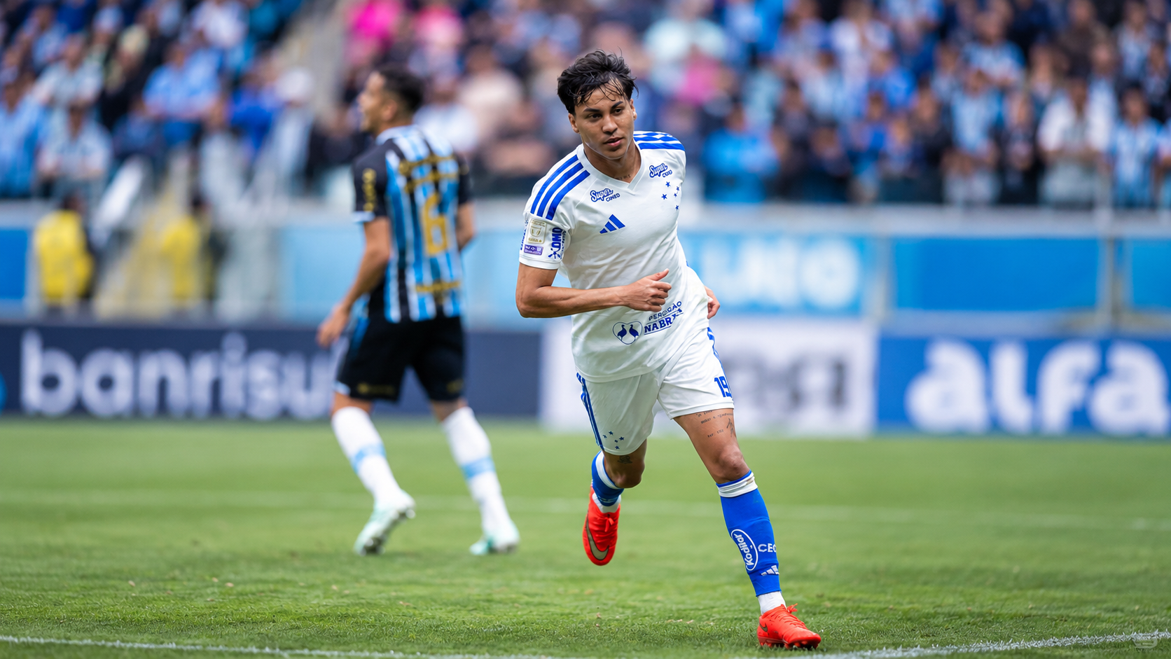 Cruzeiro vira em jogo de seis gols, entra no G4 e afunda Grêmio