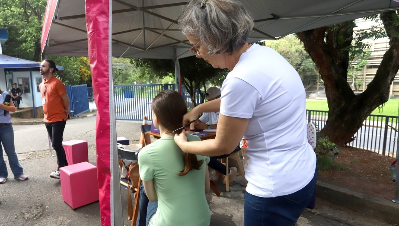 Mário Gatti realiza cortes de cabelo solidários para criar perucas