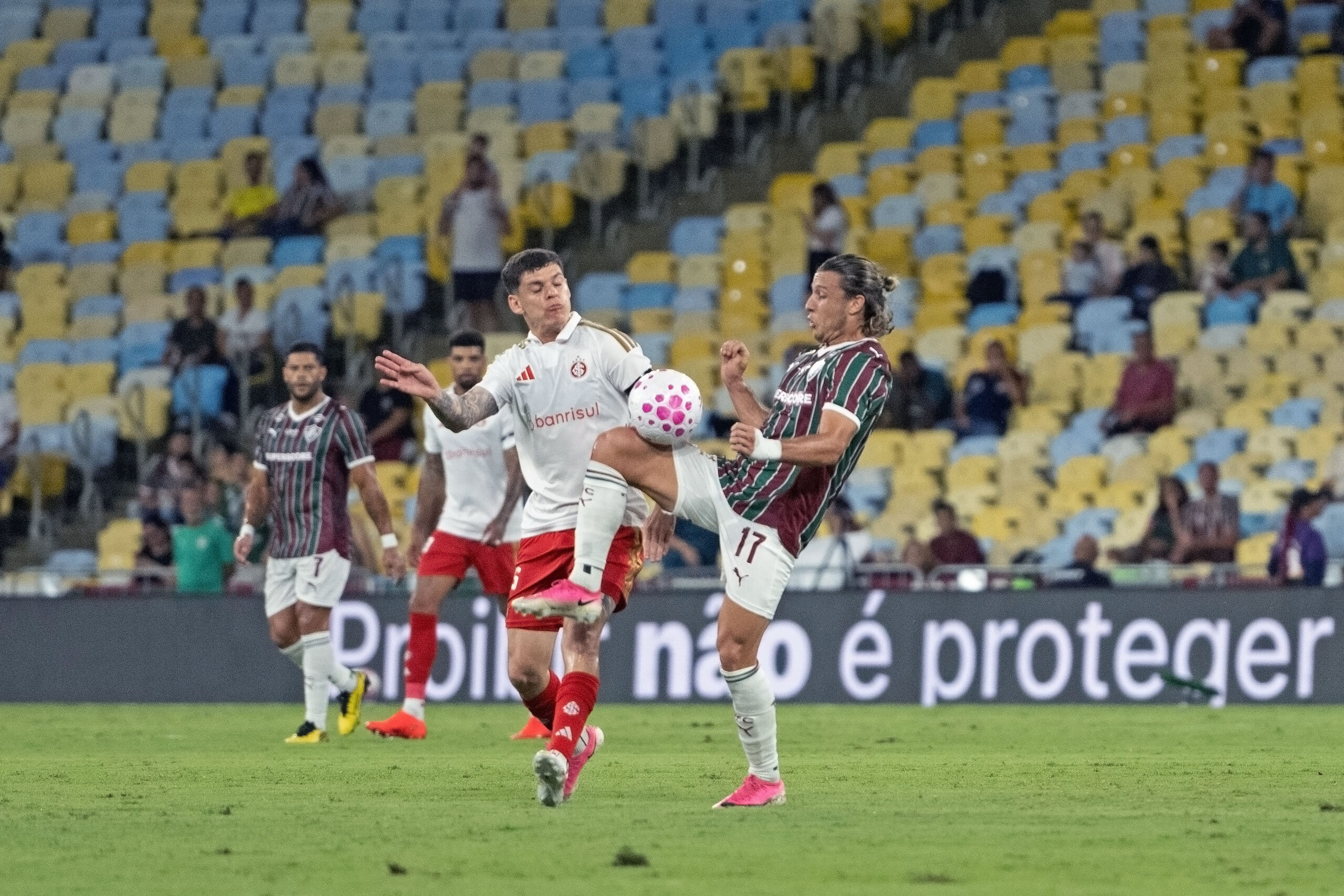 Fluminense vira no último minuto e complica o Inter no Brasileirão