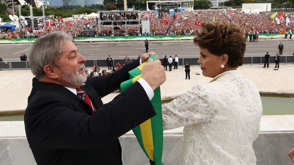 Em 2011, Lula passou a faixa presidencial para Dilma Rousseff, a primeira presidenta do Brasil