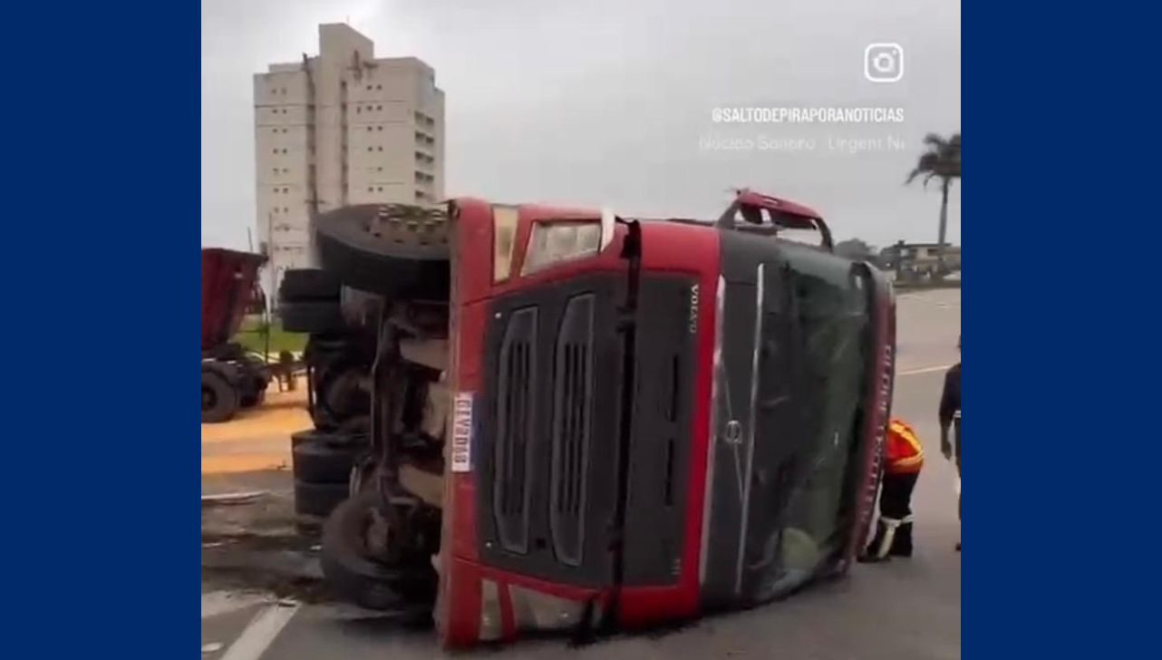 Carreta carregada de milho capota em Salto de Pirapora