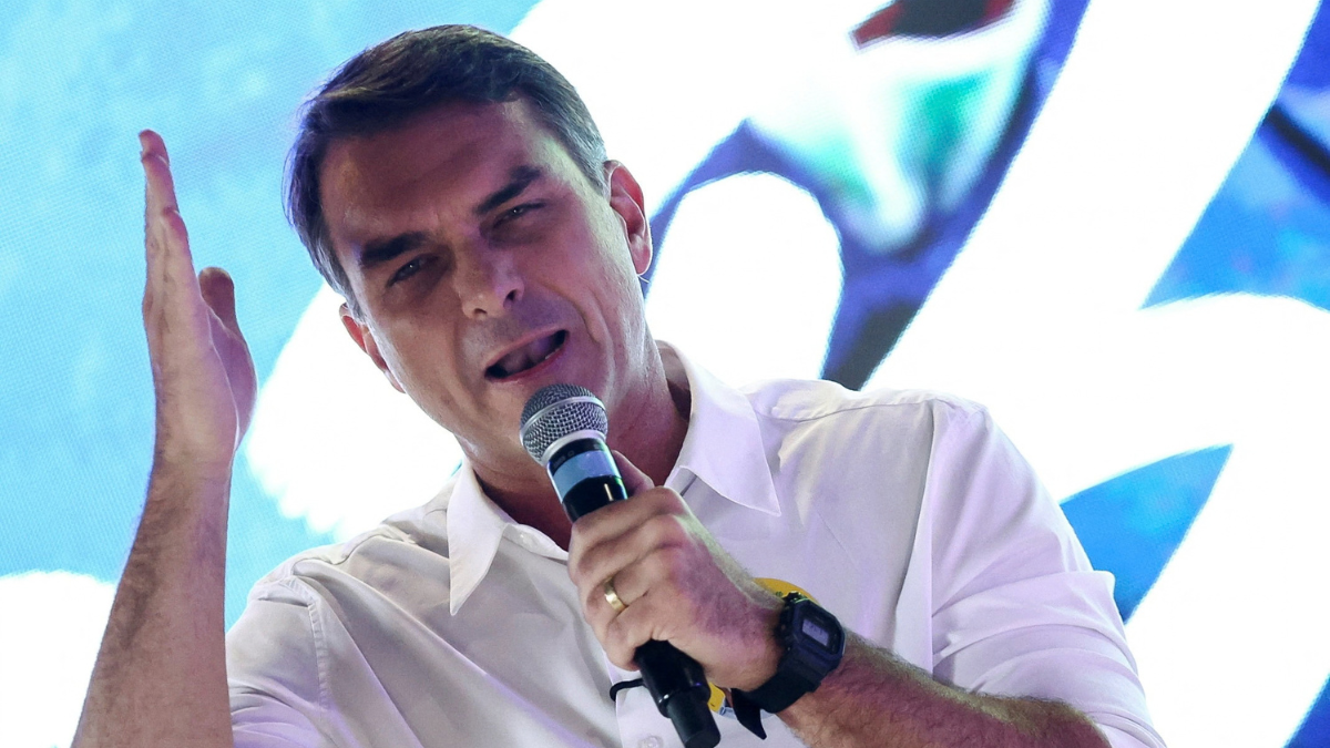 Campanha de Flávio critica TSE por liberar canal: 'Sempre a favor de Lula'