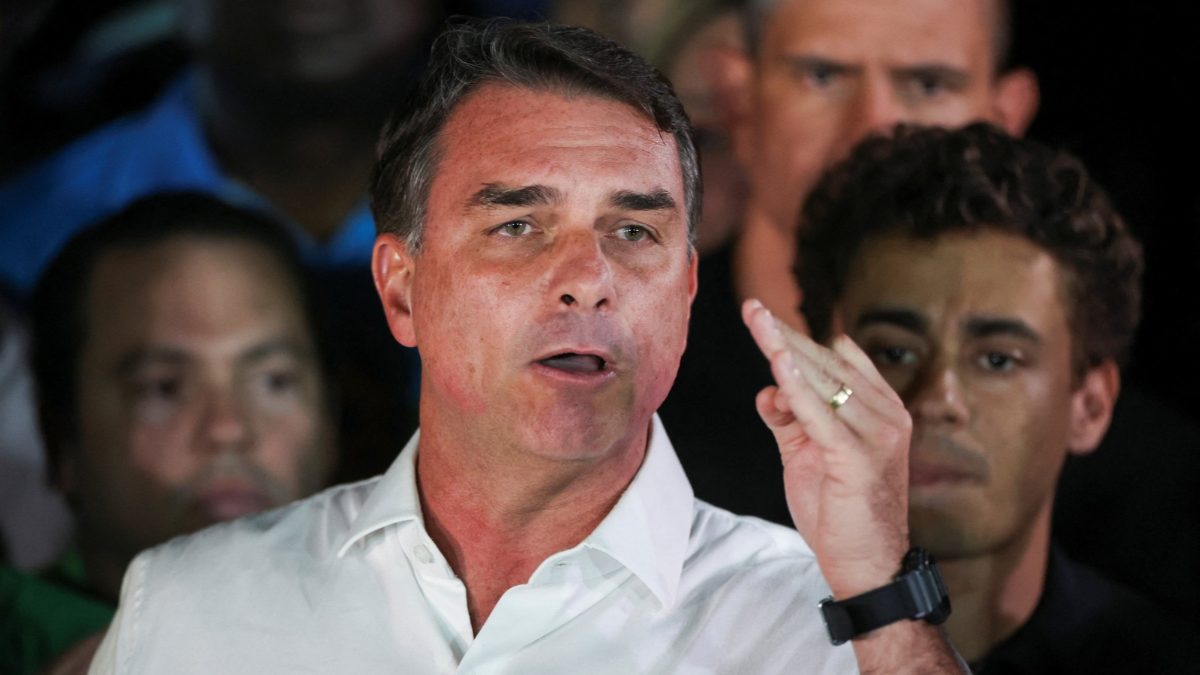 Sem provas sobre fraude, Flávio se diz 'o verdadeiro presidente eleito'