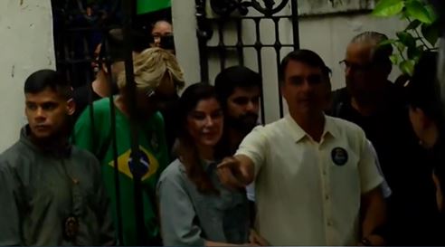 Flávio Bolsonaro (PL) vota em colégio no Rio