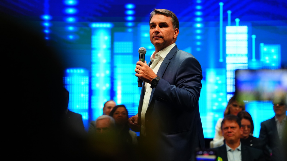 No RS, Flávio Bolsonaro diz que, se eleito, subirá a rampa ao lado do pai
