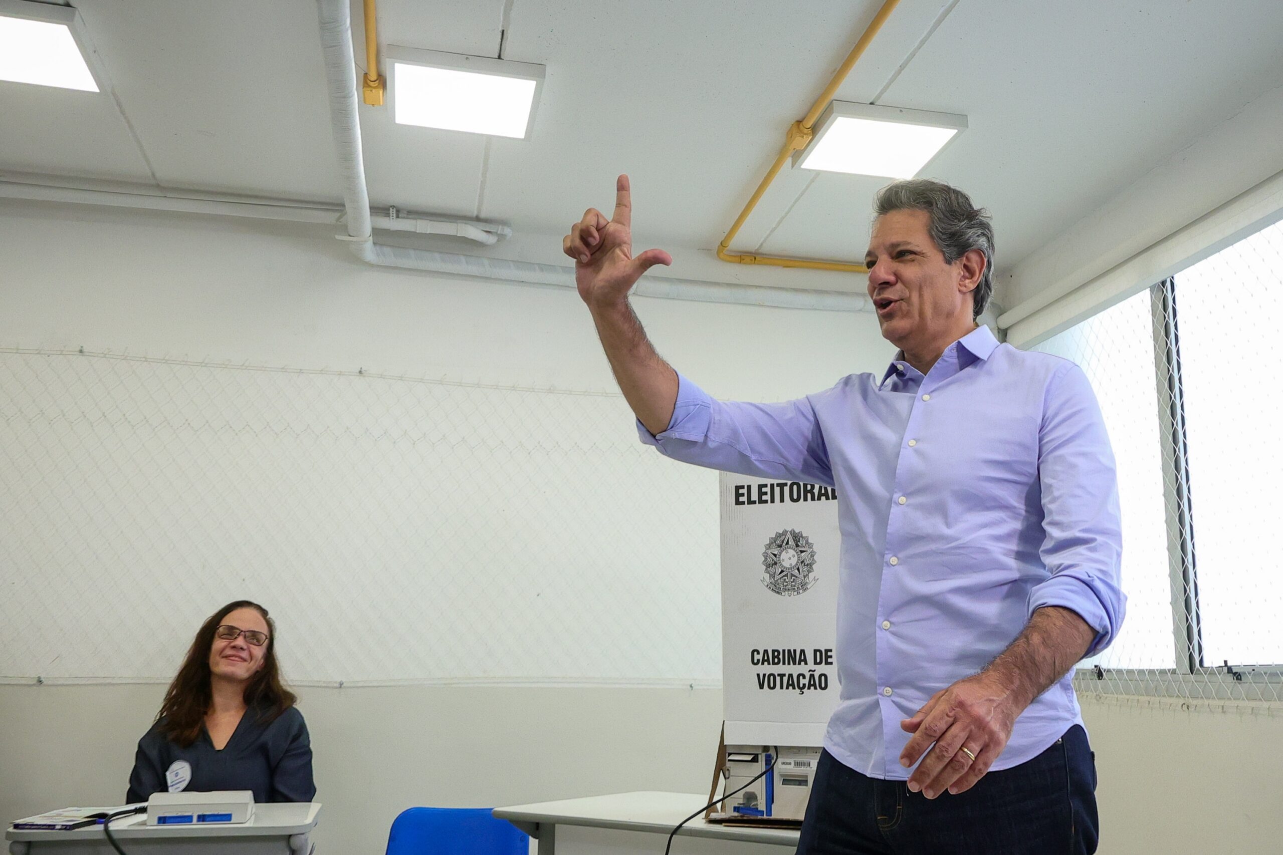Haddad vota na zona sul de SP: 'Saio com o espírito leve'