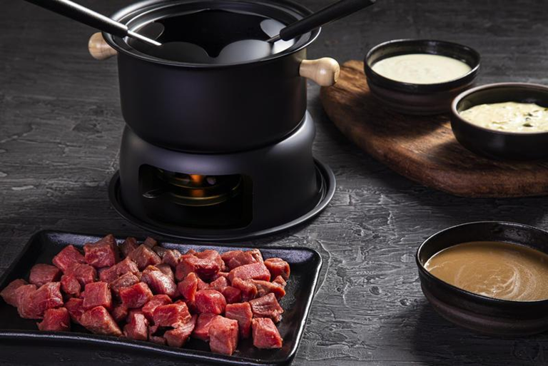 Como fazer o fondue de carne perfeito? Confira dicas para esquentar o clima
