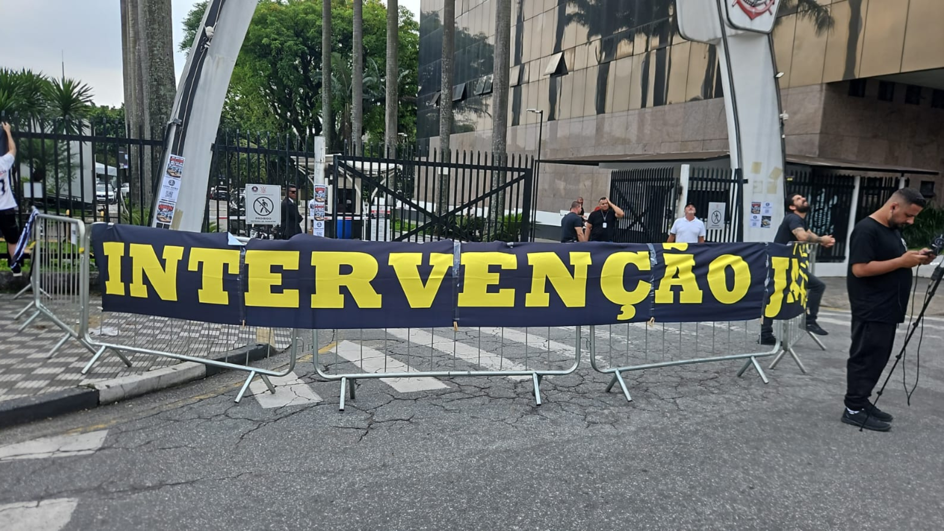 Torcida do Corinthians faz protesto após goleada e pede intervenção; veja