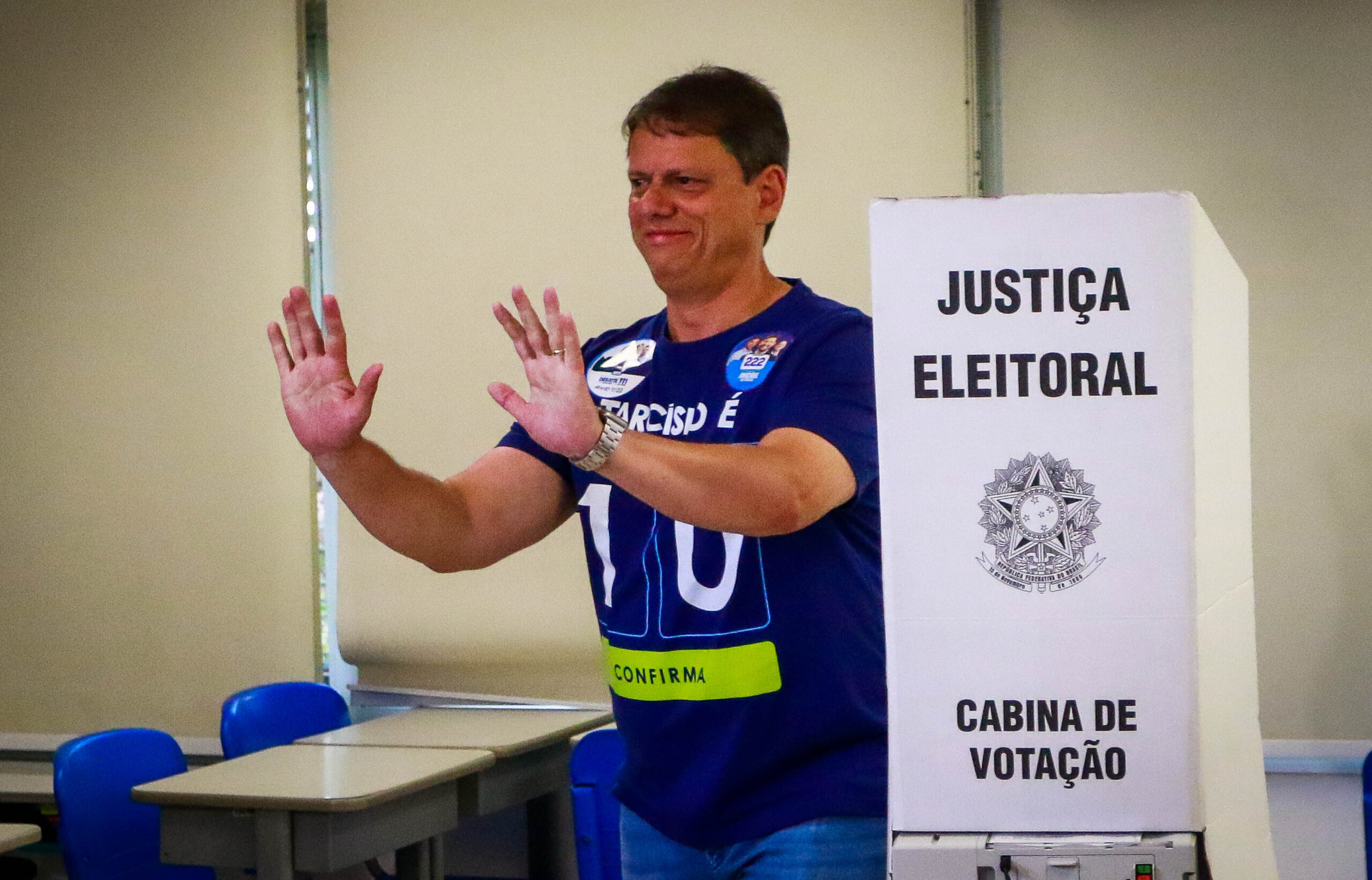 Eleições 2026: veja os governadores reeleitos e as disputas de 2º turno