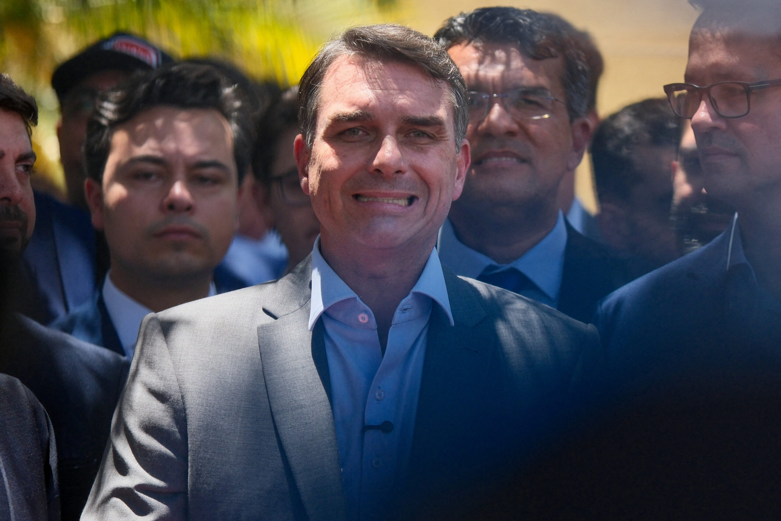 Flávio Bolsonaro compara PEC do 6x1 a promessa de picanha de Lula