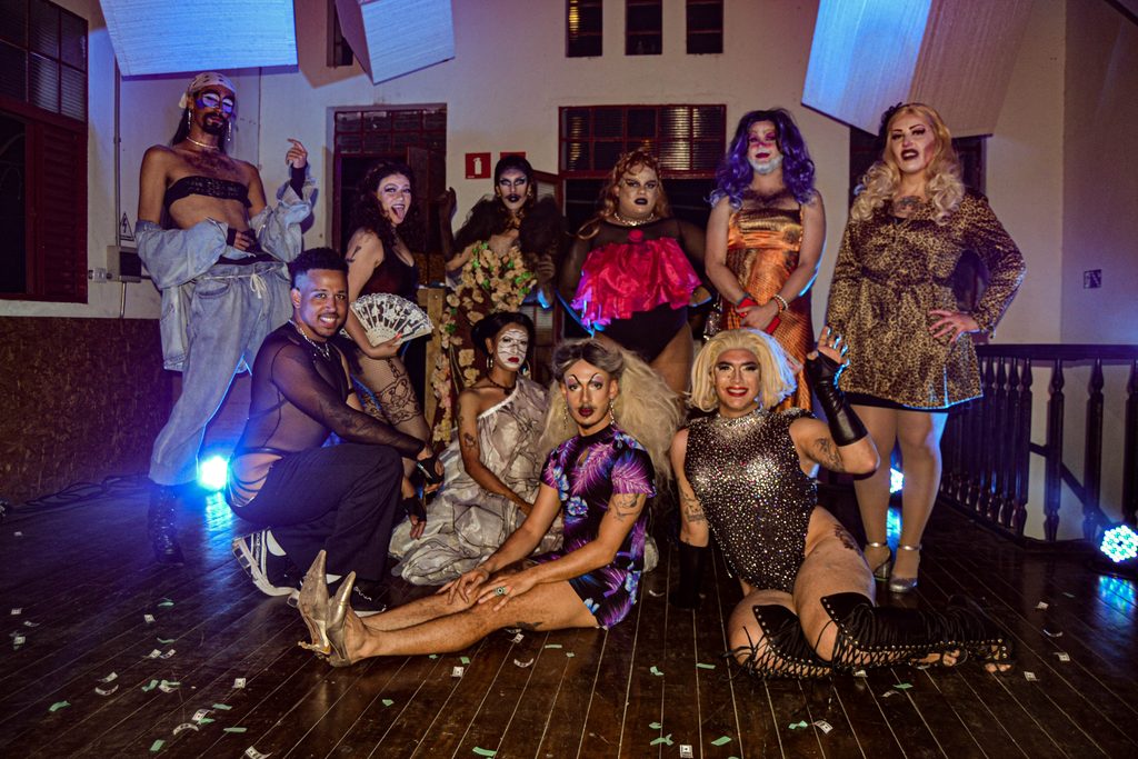 Força dos artistas da região é abordada no espetáculo — Divulgação