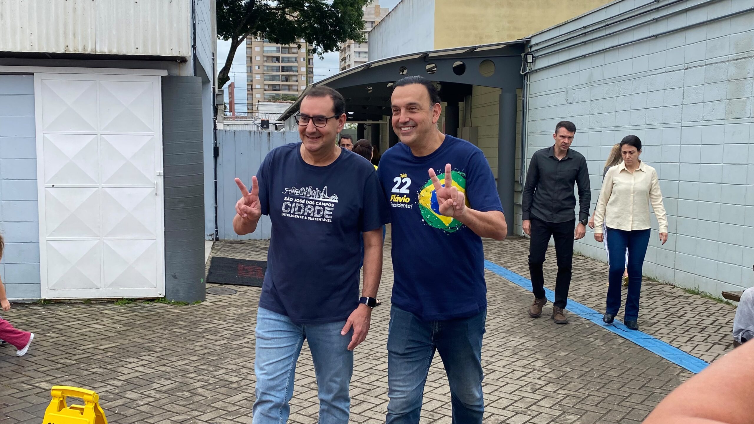 Vice-governador vota em São José acompanhado de prefeito durante a manhã