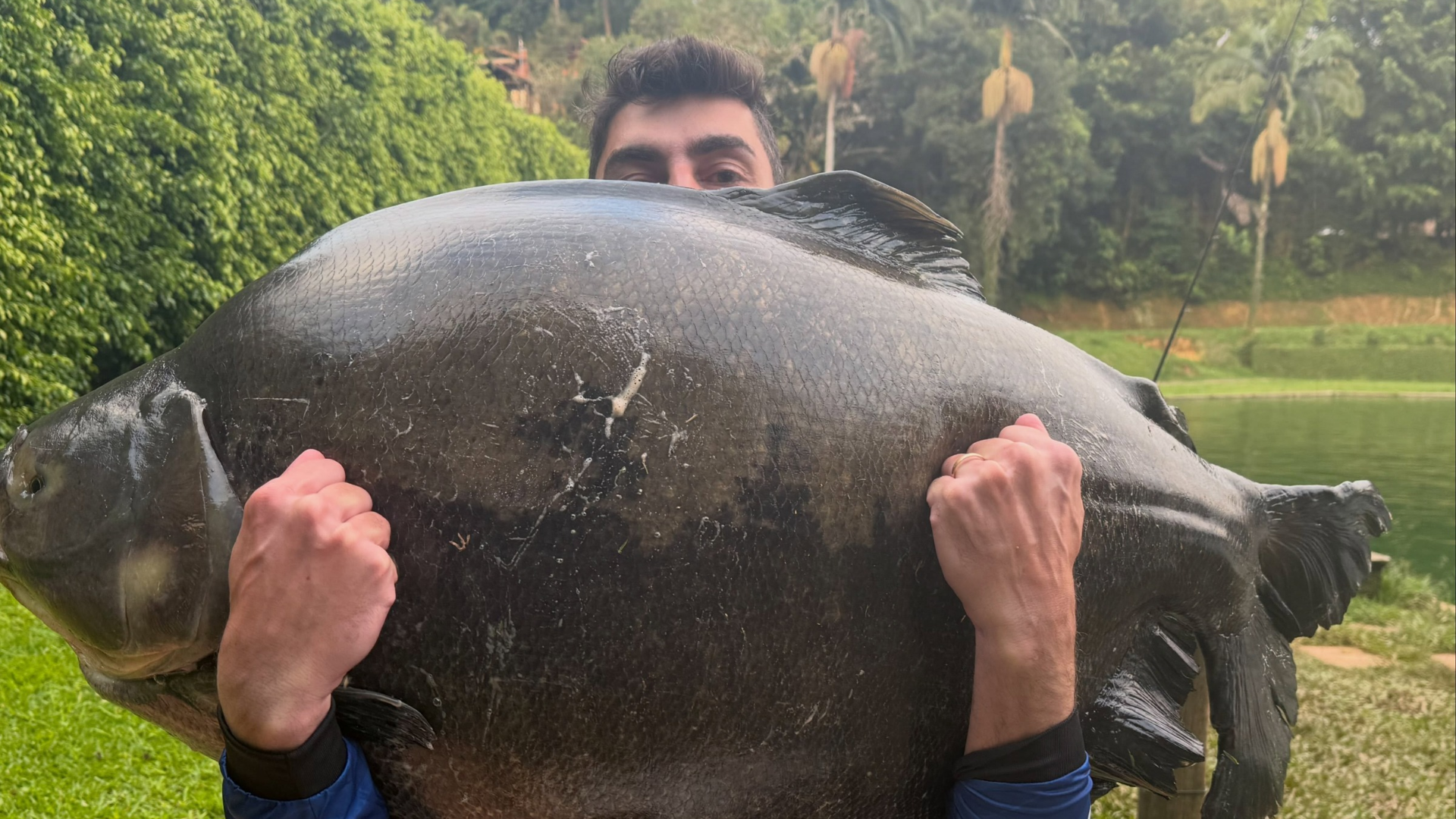 Goleiro do São Paulo fisga peixe gigante e surpreende; veja o tamanho