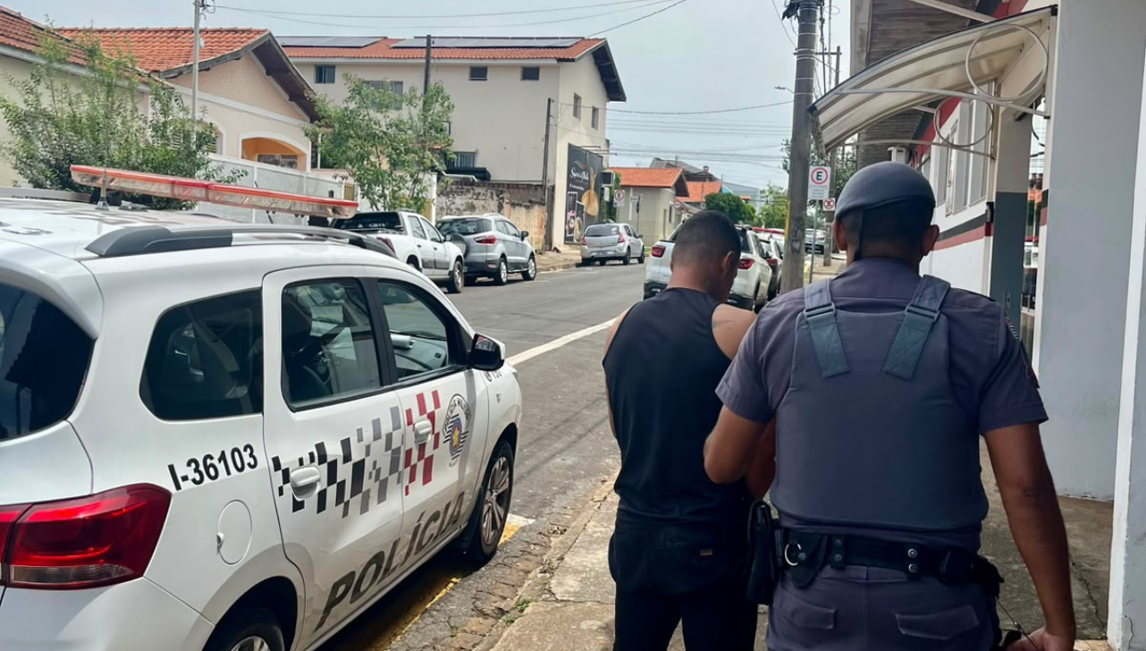 Homem rouba celular na porta de escola e tenta usar cartão virtual em loja