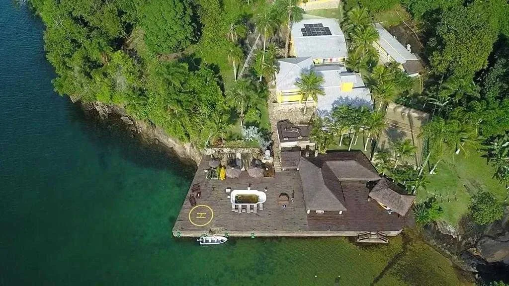 Veja detalhes da casa constru&iacute;da na Ilha Comprida, em Angra dos Reis