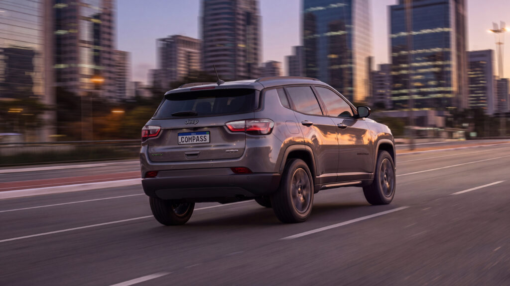 Jeep Compass Night Eagle 2027 tem motor TurboFlex de 176 cv e rodas de 19 polegadas