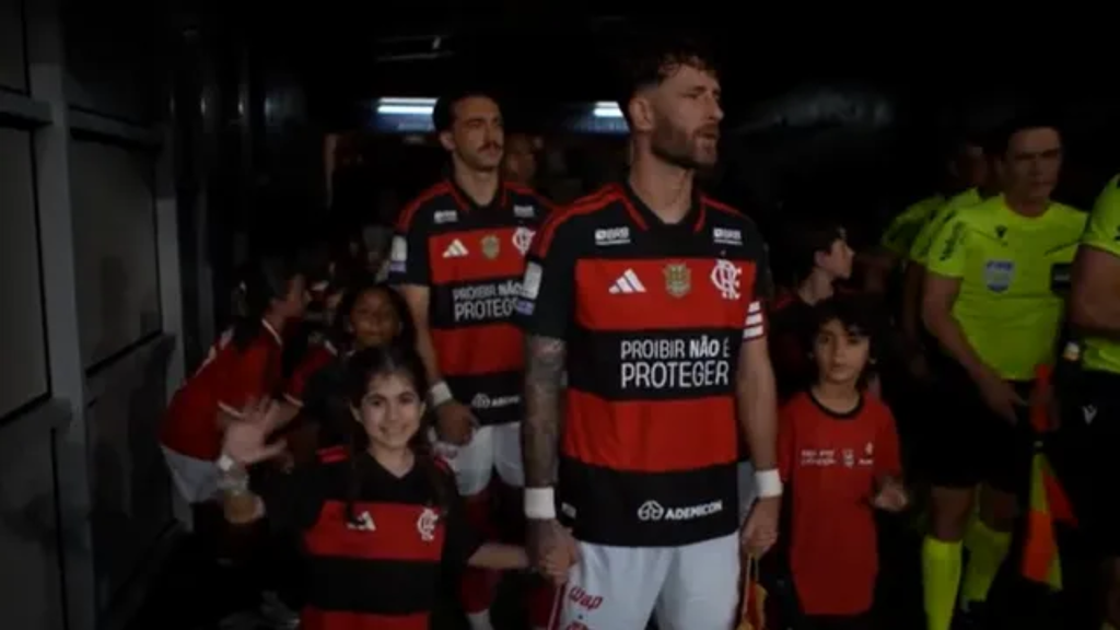 Jogadores de Flamengo e Fluminense entram em campo com a frase “Proibir não é proteger” estampada nas camisas I Foto: Reprodução
