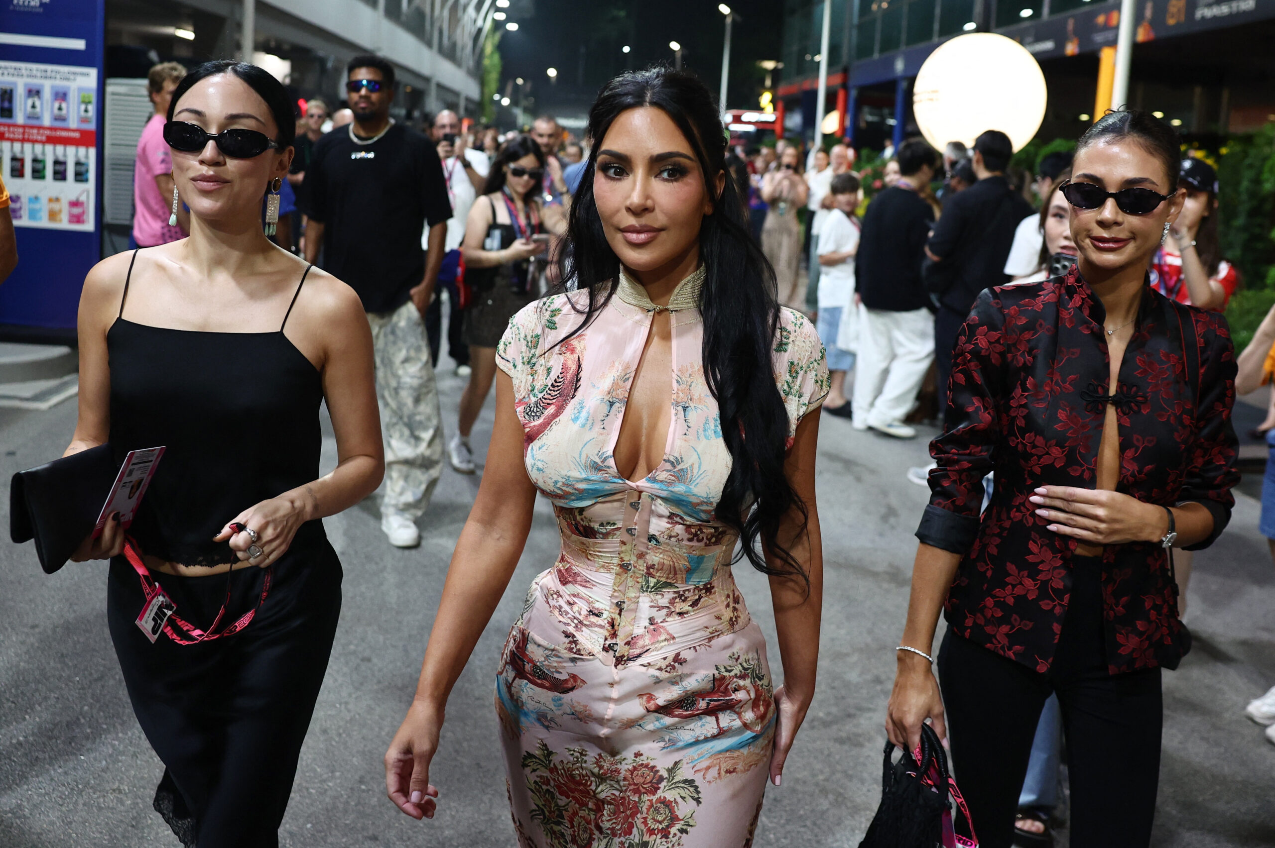 Kim Kardashian marca presença no GP de Singapura na torcida por Hamilton