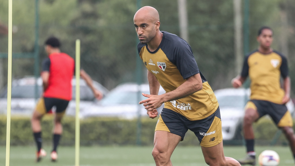 Lucas Moura durante treino com o sub-17 nesta quarta-feira (7)