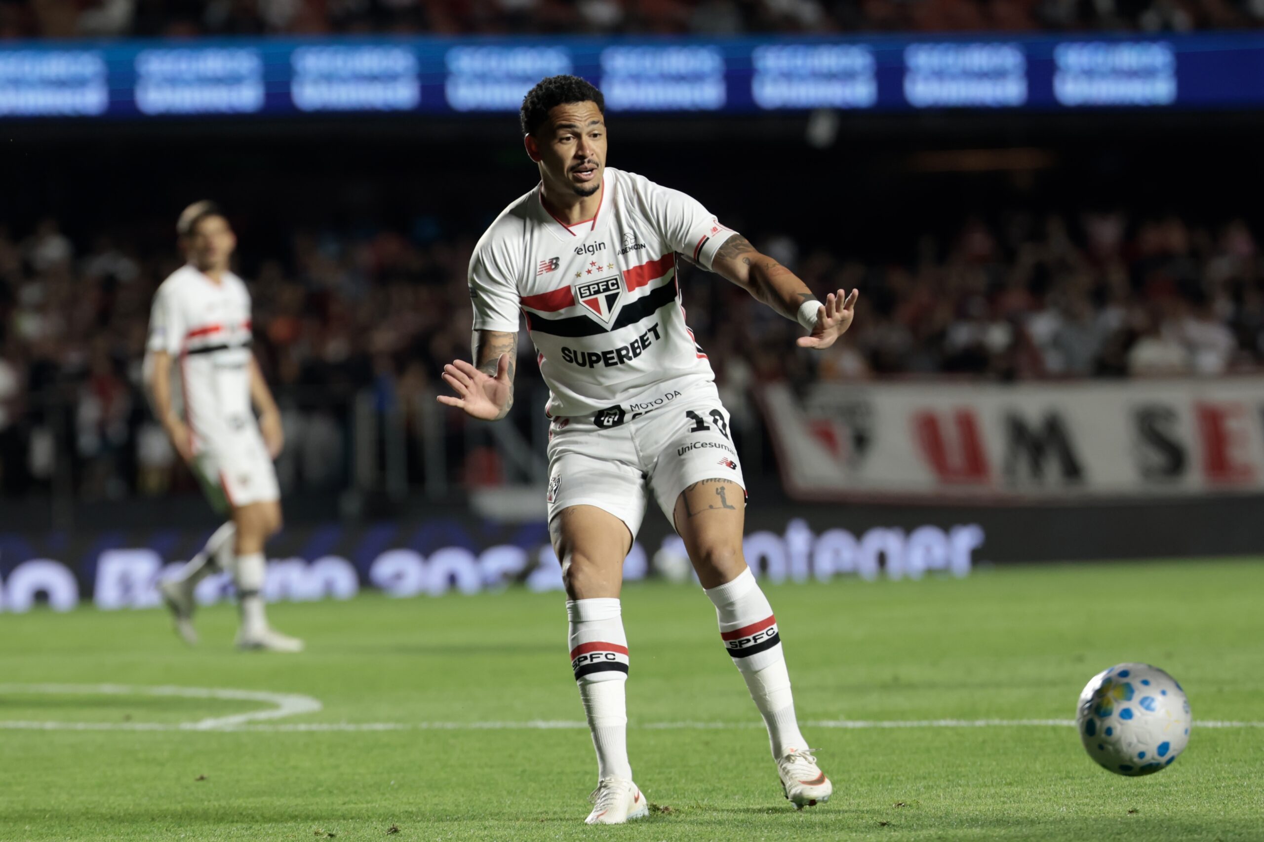 São Paulo x Santos tem polêmica, confusão e empurrões