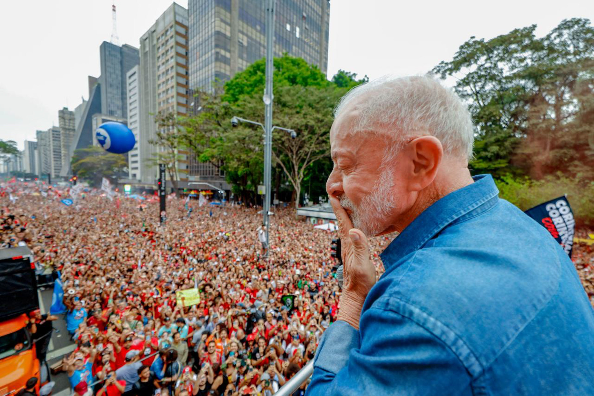 Lula faz aceno a jovens e promete revolução tecnológica em ato na Paulista