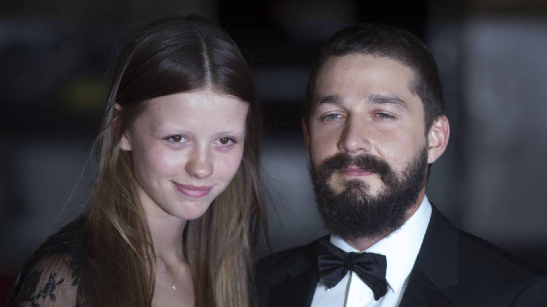 Mia Goth pede divórcio do ator Shia LaBeouf meses após separação