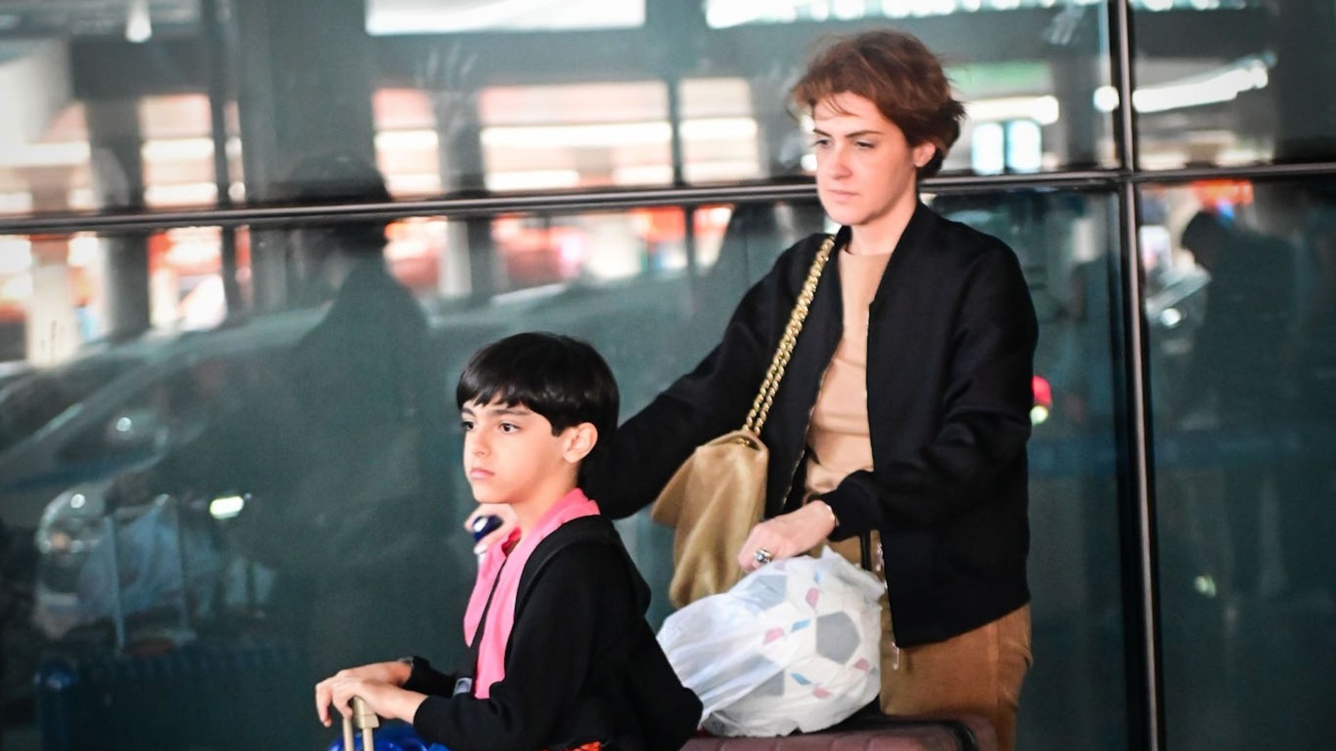 Viúva e filho de Lito Sousa retornam ao Brasil após viagem aos EUA