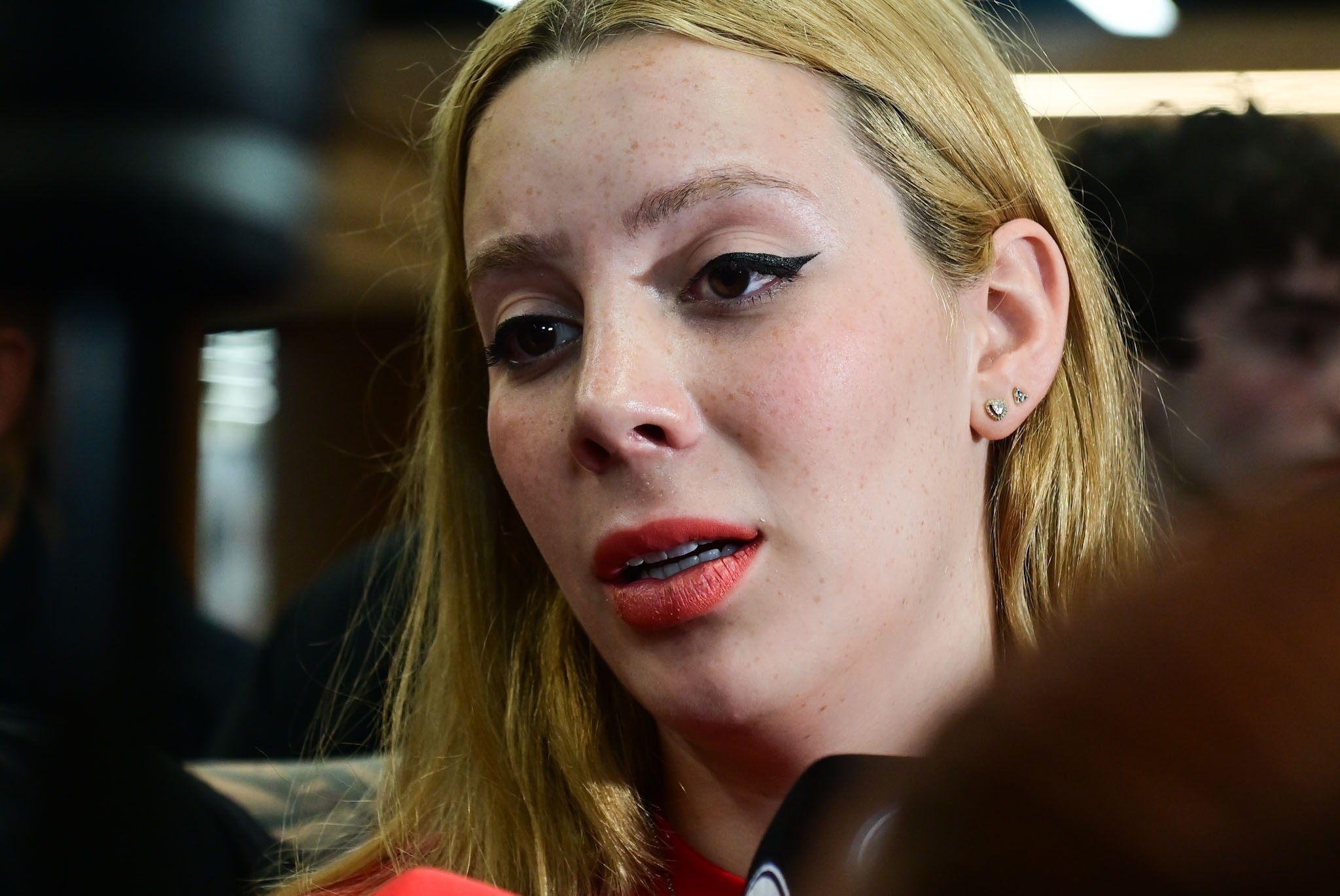Malévola desabafa após desembarcar no Brasil: 'Fomos muito assediadas'