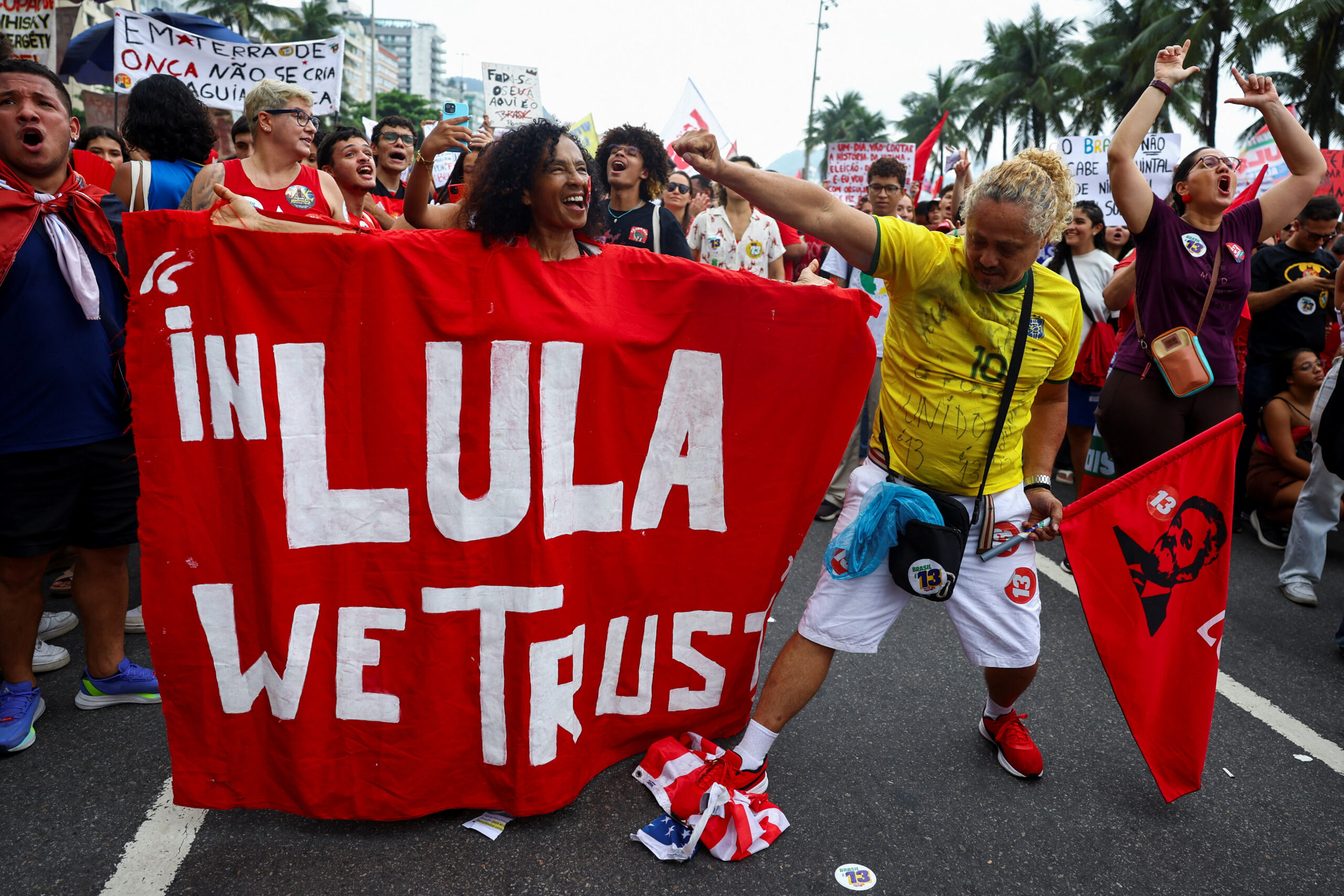 Apoiadores de Lula se reúnem em ato na praia de Copacabana, no Rio
