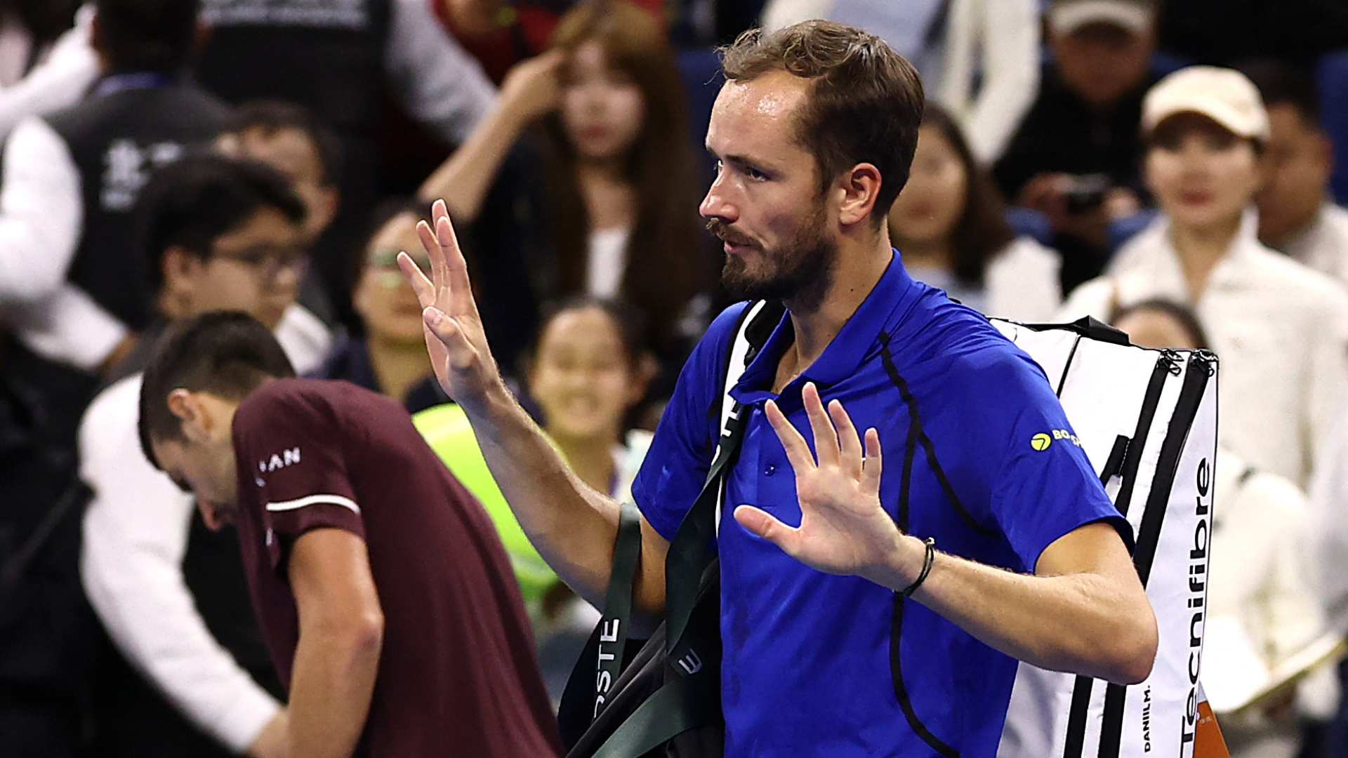 Medvedev acerta bolada em torcedor, é eliminado e Djokovic vai à final