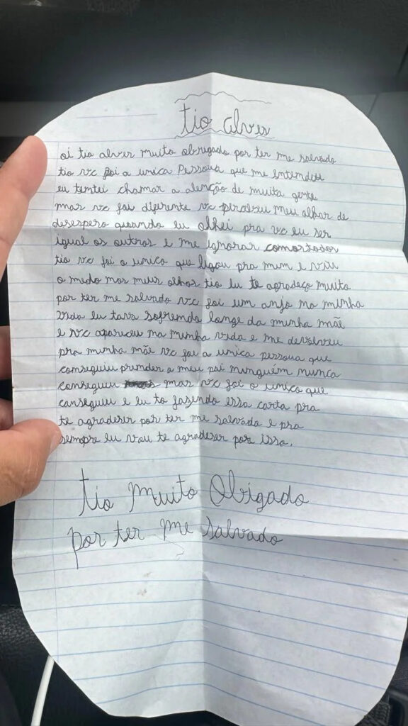 Menina de 10 anos salva de sequestro faz carta para policial que a salvou