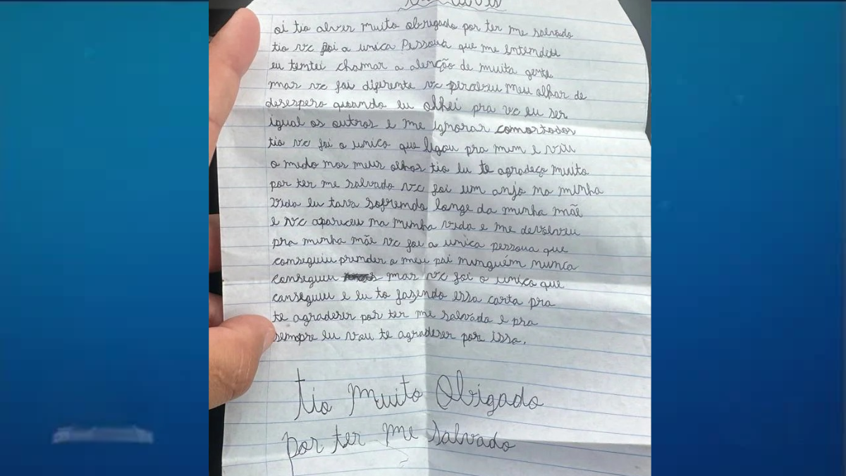 Menina de 10 anos salva de sequestro faz carta para policial: 'Único que ligou para mim'