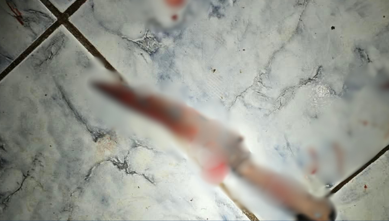 Mulher é socorrida após ser atingida por 11 facadas pelo companheiro