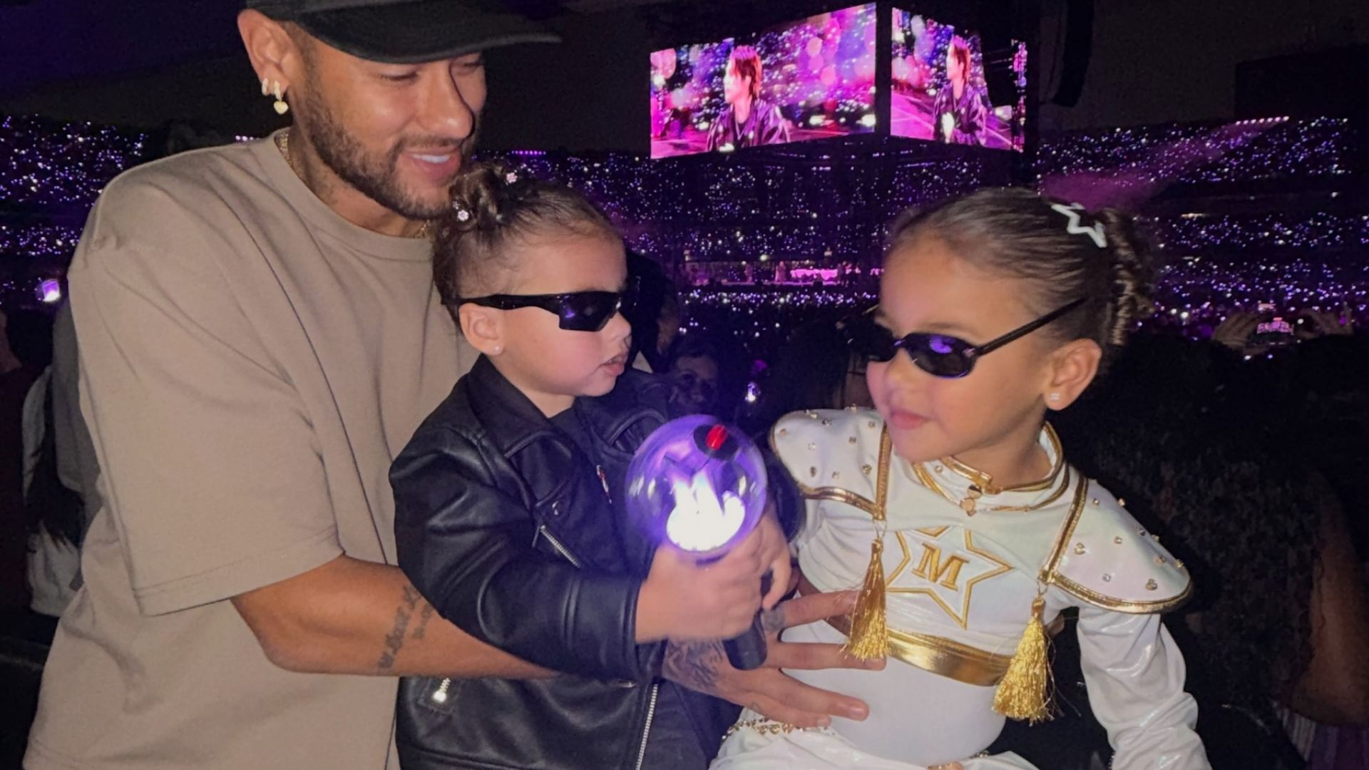 Neymar Jr. abre álbum de fotos e mostra filhas curtindo show do BTS
