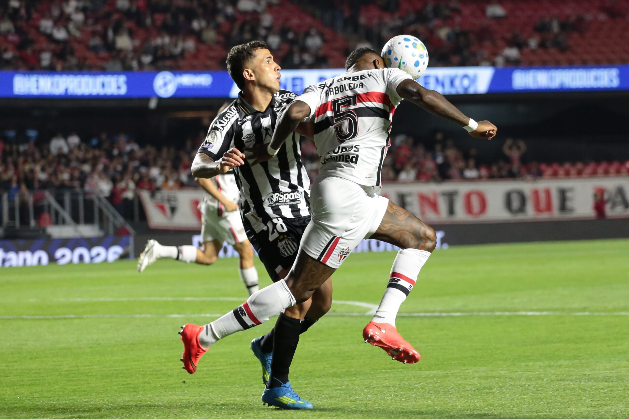 Arboleda lamenta falta de concentração do São Paulo em gols do Santos