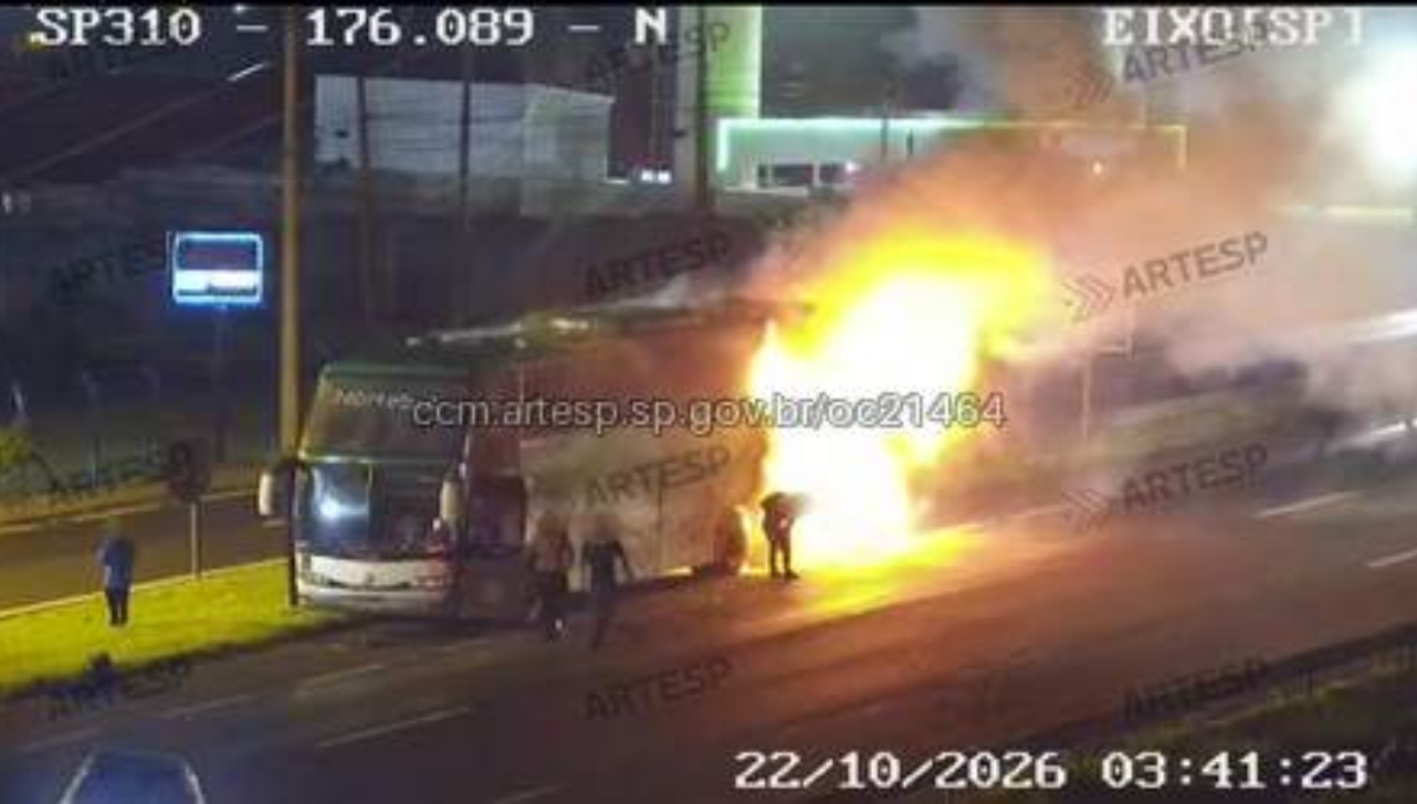 Ônibus pega fogo e fica destruído na Washington Luís, em Rio Claro