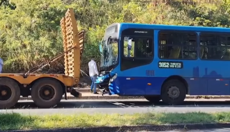 Ônibus bate na traseira de carreta, deixa 12 pessoas feridas