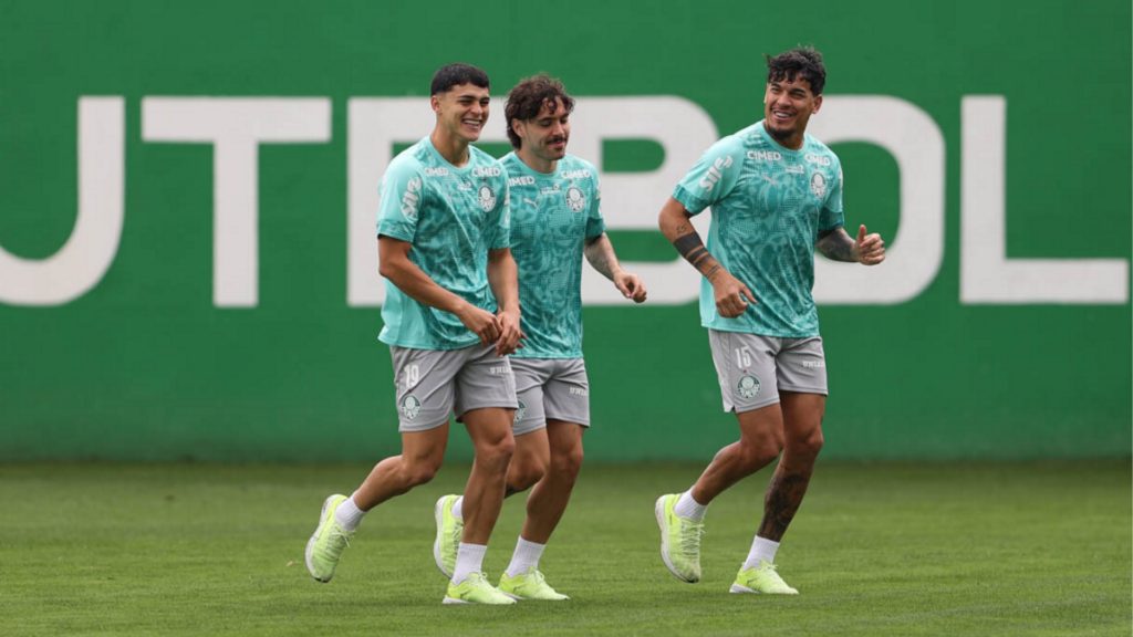 Os jogadores Mauricio, Ramón Sosa e Gustavo Gómez, do Palmeiras, durante treinamento, na Academia de Futebol