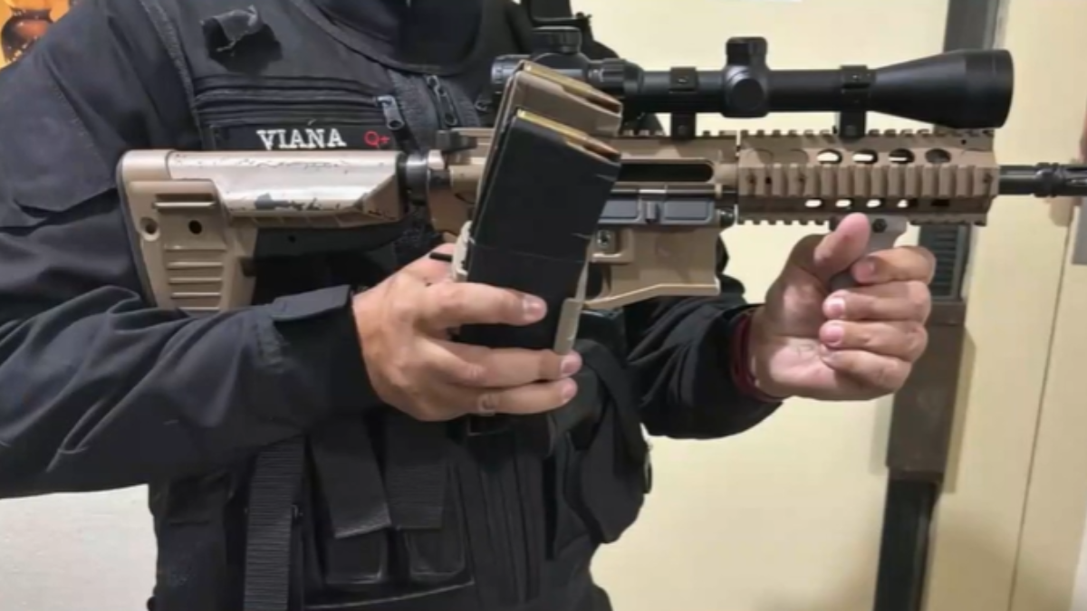 PF prende policiais e apreende fuzis em operação contra quadrilha do TCP
