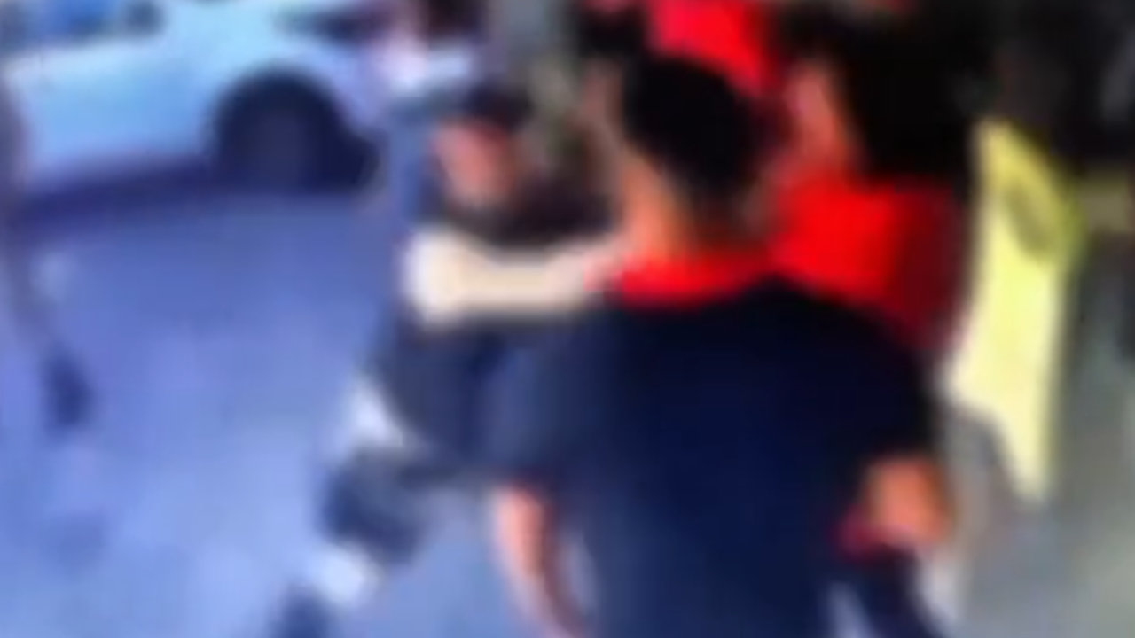 Idosa se agarra a poste antes de ser agredida por policial em BH